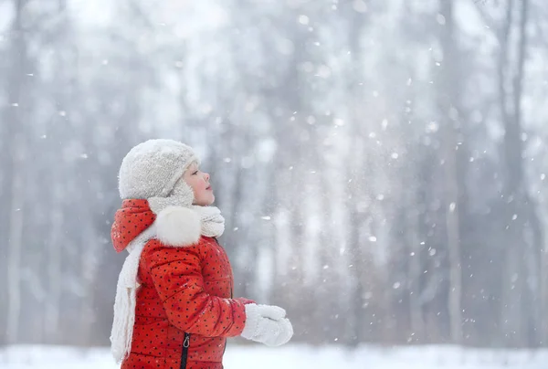 Una Bambina Giacca Arancione Cappello Lana Cammina Sulla Neve Con — Foto Stock