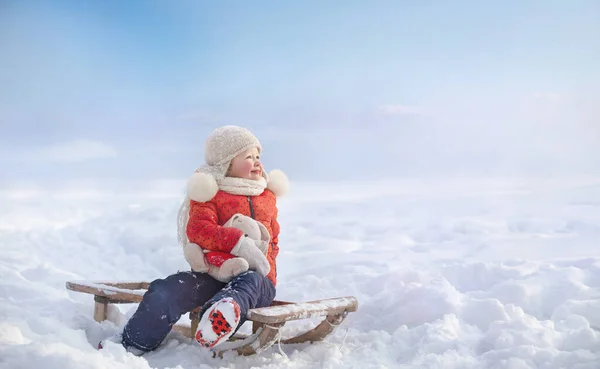 Uma Menina Chapéu Fofo Caminha Dia Inverno Nevado — Fotografia de Stock