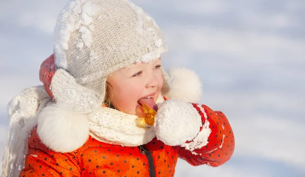 Маленькая Девочка Пушистой Шляпе Ходит Снежному Зимнему Дню — стоковое фото