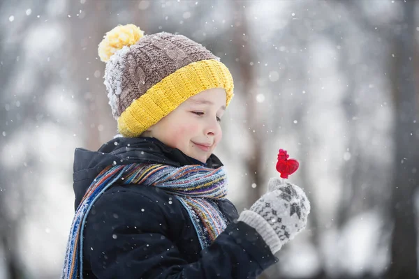 Menino Chapéu Com Pompom Amarelo Caminha Dia Inverno Nevado — Fotografia de Stock