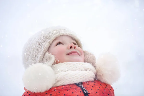 Ragazzo Sua Sorella Minore Passeggiano Nel Parco Una Giornata Invernale — Foto Stock