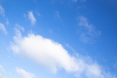 Mavi gökyüzüne karşı beyaz bulutlar, kış günü