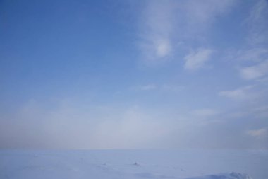 Mavi gökyüzüne karşı beyaz bulutlar, kış günü