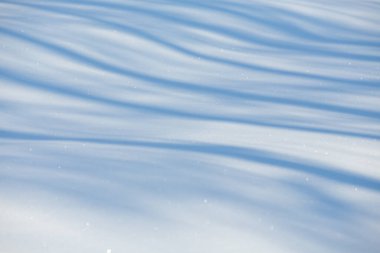 açık güneşli bir günde, beyaz kardaki mavi zıt gölgeler, arka plan