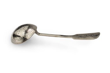 Çay için antika gümüş kaşık süzgeci, beyaz arka planda izole edilmiş.