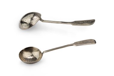 Çay için antika gümüş kaşık süzgeci, beyaz arka planda izole edilmiş.