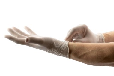 Erkek eli eldivenli, beyaz arka planda izole edilmiş.
