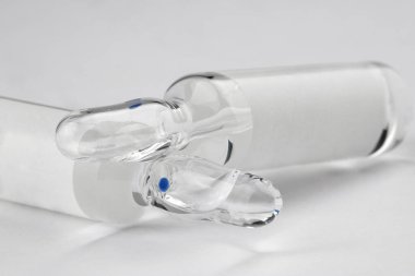 Temiz tıbbi çözeltisi ya da aşısı olan cam ampuller beyaz arka planda izole edilir.