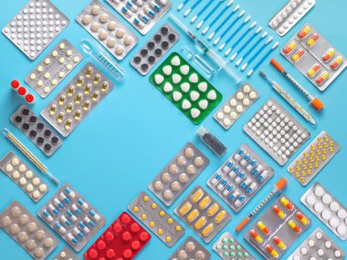 Flatley, mavi arka planda termometre ve şırıngalarla su toplayan ilaçların yerleşimi.