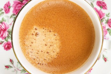 Uçan daireyle espresso kahve fincanı, üst görünüm, izole