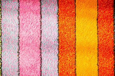 Kalın ve arka planlı bir halının üzerine çok renkli çizgiler çizmek