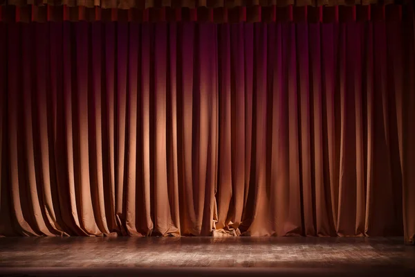 Cortina Rojo Marrón Escenario Con Piso Madera Teatro Detrás Del —  Fotos de Stock