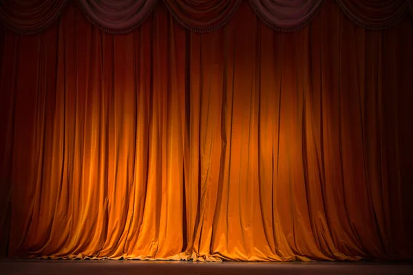 Tirai Merah Coklat Panggung Dengan Lantai Kayu Dan Teater Belakang — Stok Foto