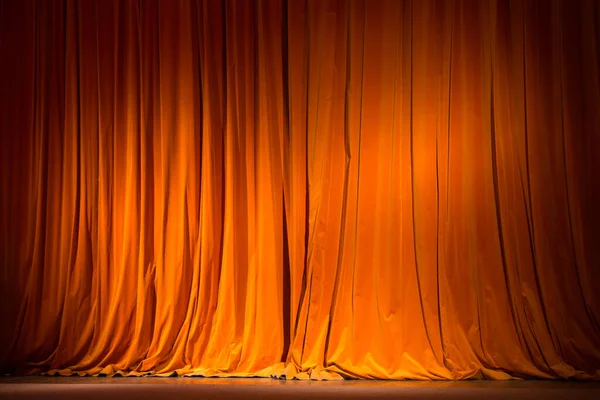 Tirai Merah Coklat Panggung Dengan Lantai Kayu Dan Teater Belakang — Stok Foto