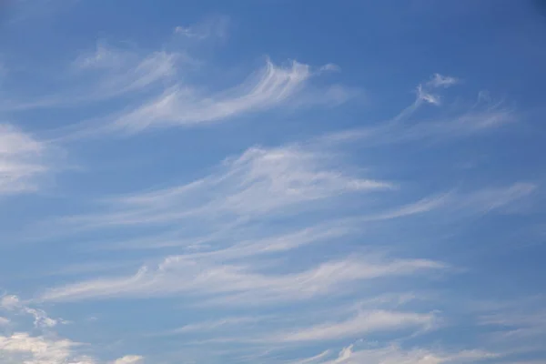 Cielo Azul Con Nubes Blancas Varias Formas Día Soleado Textura — Foto de Stock