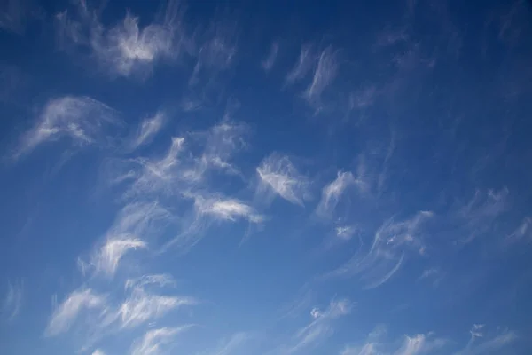 Céu Azul Com Nuvens Brancas Várias Formas Dia Ensolarado Textura — Fotografia de Stock