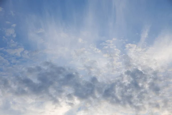 Ciel Bleu Avec Des Nuages Blancs Différentes Formes Journée Ensoleillée — Photo