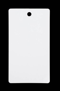 Beyaz kağıt etiket, kalın kartondan yapılmış giysiler için fiyat etiketi, siyah arkaplanda kupür için izole