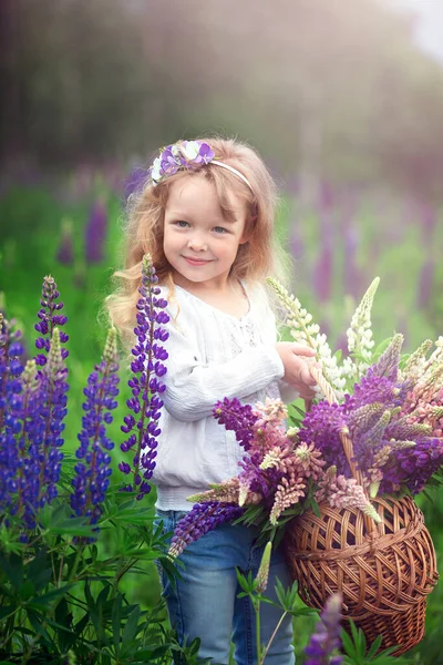 Egy Kislány Göndör Szőke Hajjal Kosárral Egy Csokor Csillagvirággal Nyáron — Stock Fotó