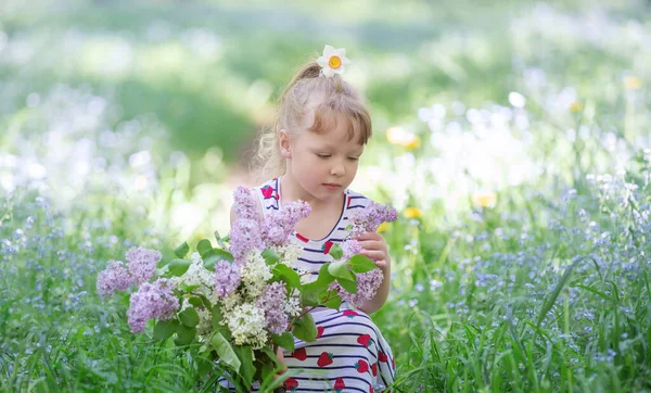 Niños Parque Paseo Recoger Flores Explorar Naturaleza Mañana Verano — Foto de Stock