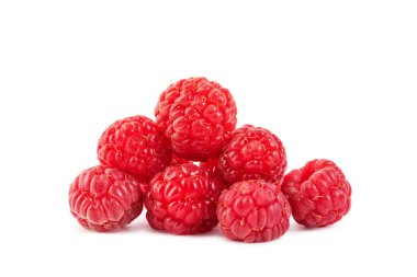 Yapraksız olgun kızıl orman ahududu, beyaz bir arka planda izole edilmiş.