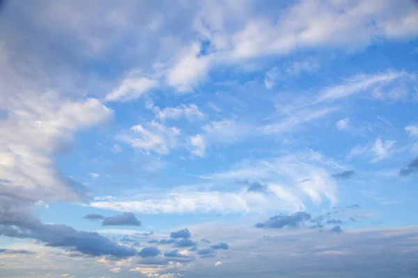 Cielo Tarde Con Nubes Rayos Del Sol Fondo — Foto de Stock