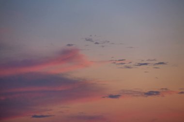 Akşam gökyüzü bulutlarla ve güneş ışınlarıyla, arka plan