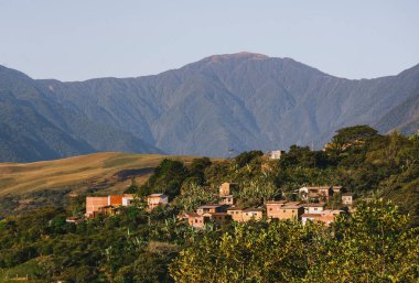 Renkli evleri ve Bolivya, Coroico 'da yeşil dağları olan güzel bir manzara. Coroico Yungas 'ın en çok ziyaret edilen turistik kasabasıdır.