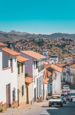 Bir adam Sucre, Bolivya 'da Recoleta Manastırı' nın etrafında dağlarla yürüyor. Sucre 1991 yılında Unesco Dünya Mirası ilan edildi..