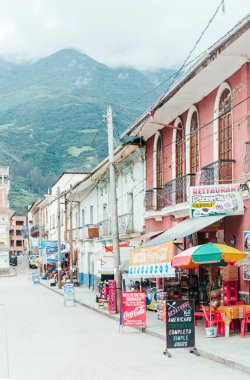 SORATA, BOLIVIA - 29 HAZİRAN 2018 Sömürge tarzı binaları, dükkanları ve dağları olan şehir manzarası, küçük Sorata, Bolivya kasabasında