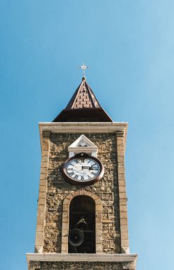 Quime Kilisesi 'nden Santiago' nun çan kulesi Quime, Bolivya 'nın Aziz Koruyucusu Santiago Messenger onuruna. Bu kule Londra 'nın Big Ben' inin bir kopyası olan saatiyle ünlüdür.. 