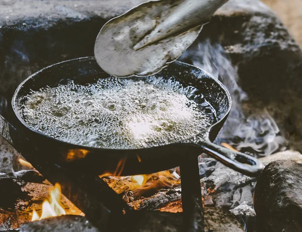 Nahaufnahme Einer Alten Schwarzen Pfanne Die Draußen Lagerfeuer Essen Kocht — Stockfoto