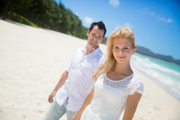 Happy couple walking on beach. — Stock Photo, Image