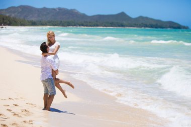 eğlenceli bir kumsala sahip genç bir çift