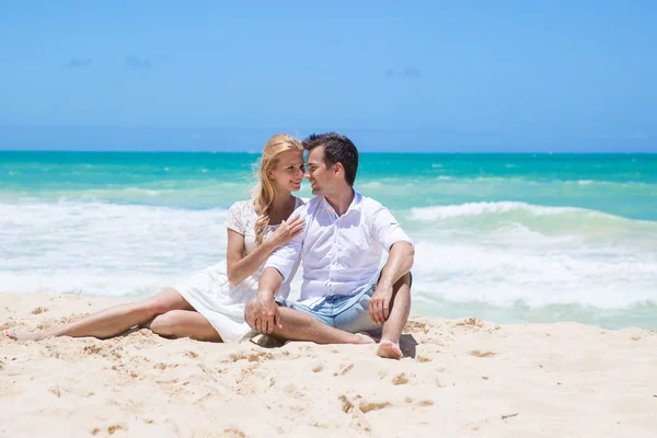 开朗两人深情相拥，并构成在沙滩上阳光明媚的日子 — 图库照片