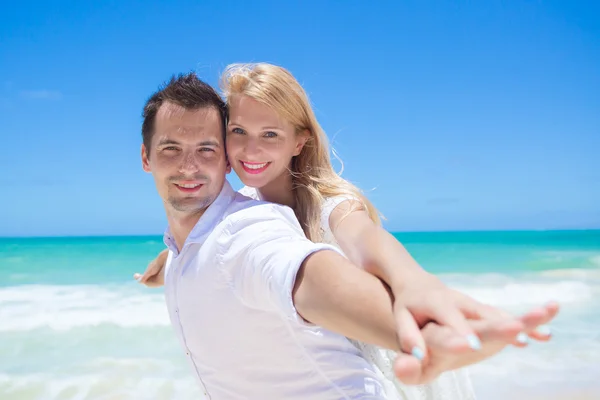 Χαρούμενο ζευγάρι τη διασκέδαση στην παραλία μια ηλιόλουστη ημέρα — Φωτογραφία Αρχείου