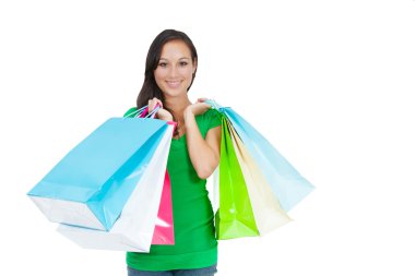 çekici genç bir kadın alışveriş çantaları taşırken