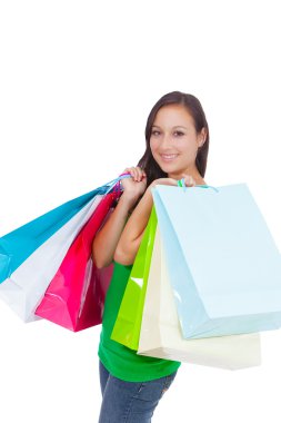 çekici genç bir kadın alışveriş çantaları taşırken
