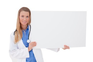 Hemşire / doktor boş Pano işaret gösteren.