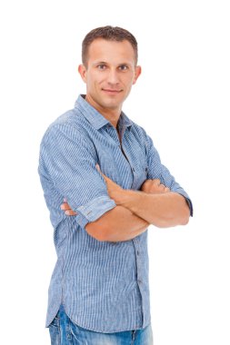 genç adam kollarını katlanmış ile