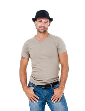 Şapkalı gülümseyen genç adam