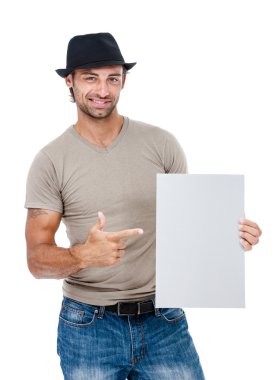 Yakışıklı bir genç adam bir afişini holding