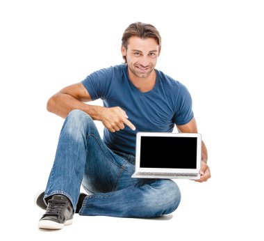 Yakışıklı bir genç adam onun laptop üzerinde çalışma
