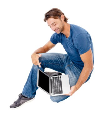 Yakışıklı bir genç adam onun laptop üzerinde çalışma