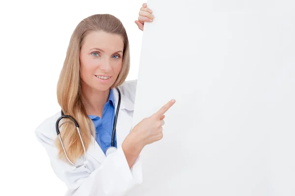 Enfermera / médico mostrando el letrero del portapapeles en blanco . —  Fotos de Stock