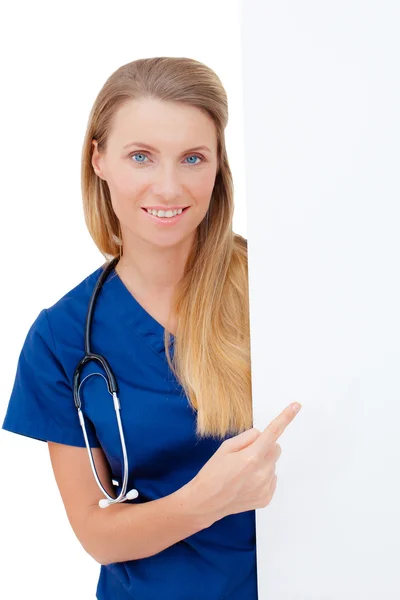 Enfermeira / médico mostrando sinal de área de transferência em branco . — Fotografia de Stock