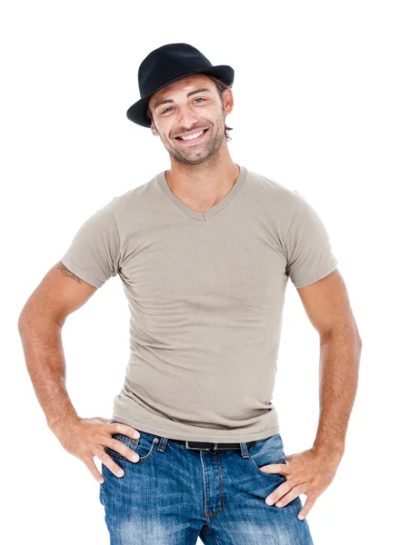 Sorridente giovane uomo con un cappello — Foto Stock