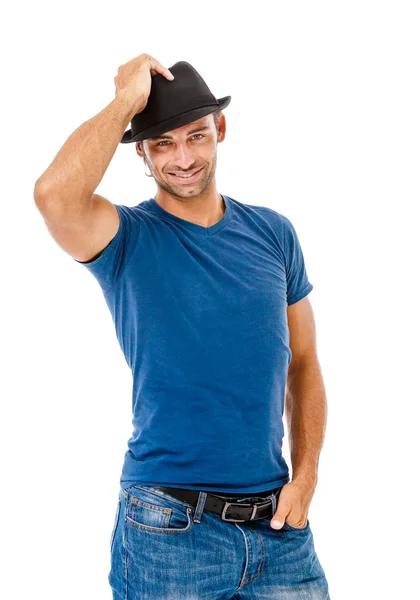 Jeune homme souriant tenant un chapeau — Photo
