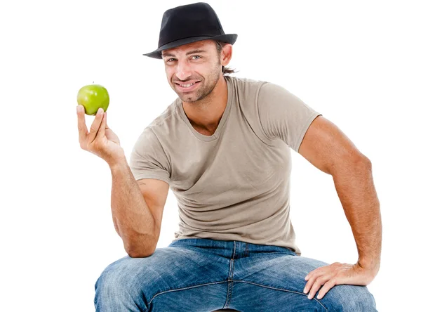 Glimlachende man een groene appel eten — Stockfoto