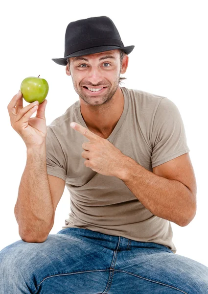 Sorrindo homem comendo uma maçã verde — Fotografia de Stock